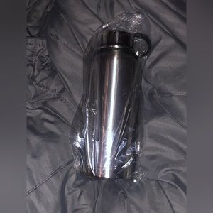 Stainless steel insulated bottle
